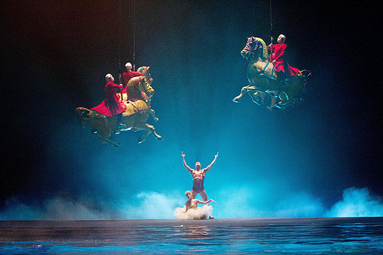 Cena do filme "Cirque du Soleil: Outros Mundos" 