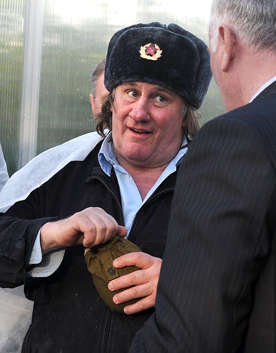 O ator francs Gerard Depardieu usa chapu militar de inverno em visita a fazenda "Teplichnoye", em Saransk