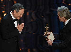 Ang Lee recebe o Oscar de melhor diretor por "A Vida de Pi"