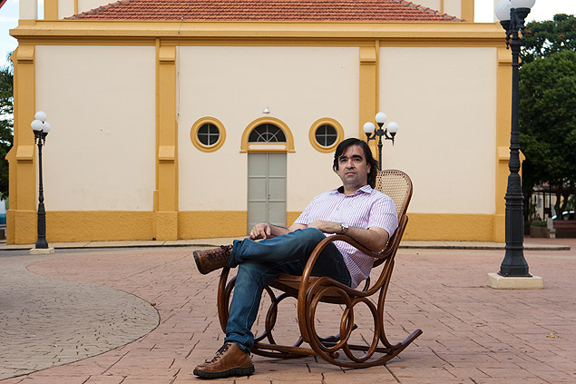 O escritor Antonio Geraldo Figueiredo Ferreira em frente  igreja de Arceburgo (Minas Gerais), cidade onde vive