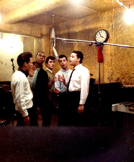 Tim Mais (primeiro  dir.) com seus colegas na The banda Ideals, nos anos 1960, nos EUA