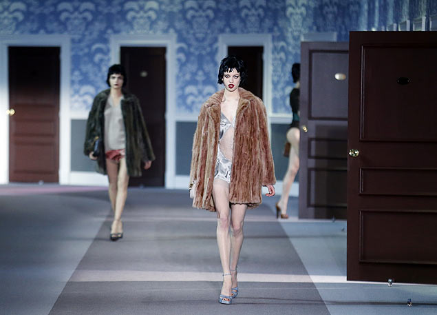 Modelos apresentam criaes do estilista Marc Jacobs para a grife francesa Louis Vuitton