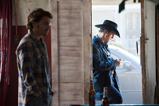 Os atores Emile Hirsch (esq.) e Matthew McConaughey em cena do filme "Killer Joe - Matador de Aluguel", de William Friedkin 