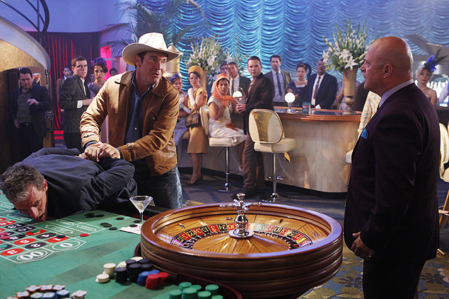 O ator Dennis Quaid (de chapéu) em cena da série &#147;'Vegas"&#148;, na qual interpreta um xerife