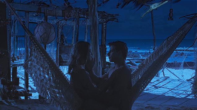 Os atores Grazi Massafera e Henri Castelli em cena da novela "Flor do Caribe", com o efeito "noite americana"