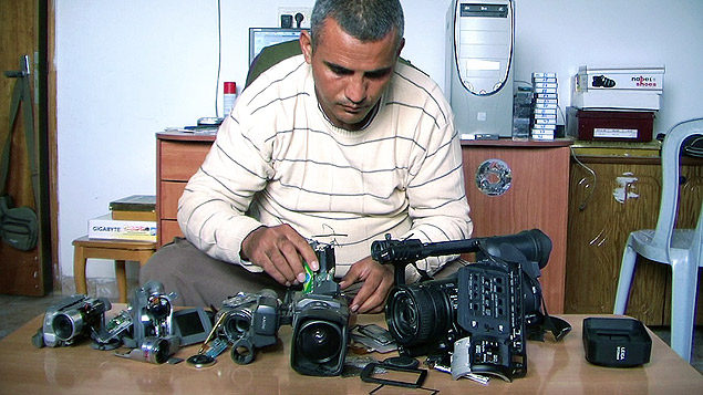 Emad Burnat, diretor de "5 Broken Cameras", com suas cinco cmeras quebradas