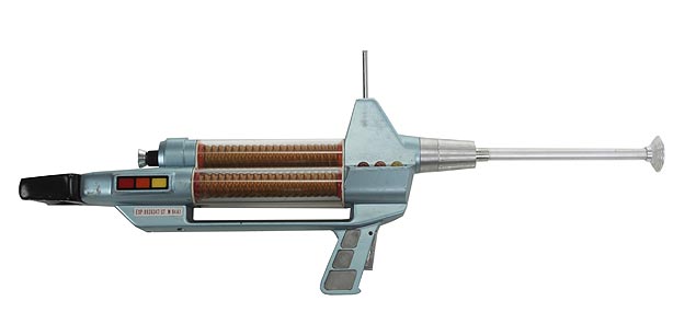 Um rifle cenográfico usado por William Shatner em "Star Trek"; o item é uma das peças a serem vendidas em um leilão de relíquias de Hollywood