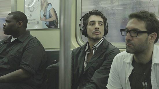 O ator Michel Melamed no metr em Nova York, em cena de "SEEWATCHLOOK"