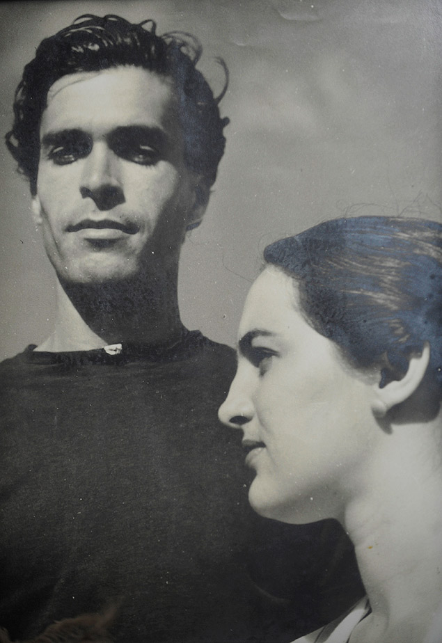 O artista Francisco Brennand com sua primeira mulher, Deborah, nos anos 1950