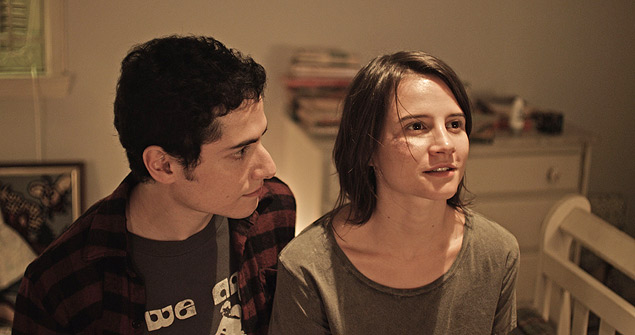 Rodrigo Pavon e Bianca Comparato em cena da série "A Menina sem Qualidades", da MTV
