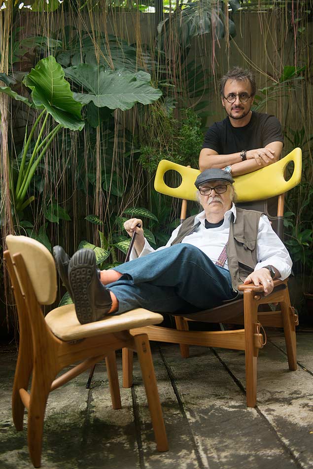Srgio Rodrigues em seu ateli, sentado na poltrona Xib, e o design Fernando Mendes
