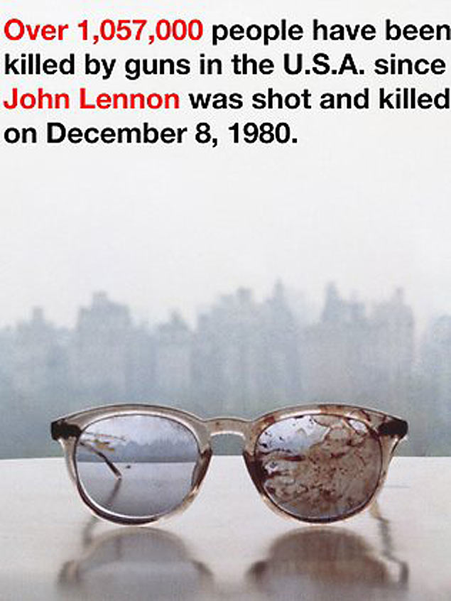 Imagem dos óculos ensanguentado de John Lennon, baleado em 1980; Yoko Ono faz campanha pelo controle de armas nos Estados Unidos