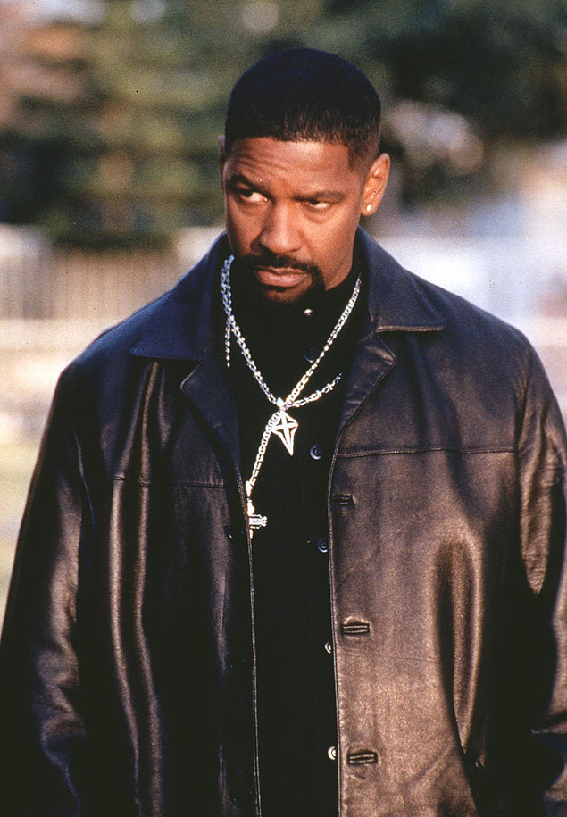 Denzel Washington em cena de "Dia de Treinamento" (2001), filme que lhe rendeu o Oscar de melhor ator