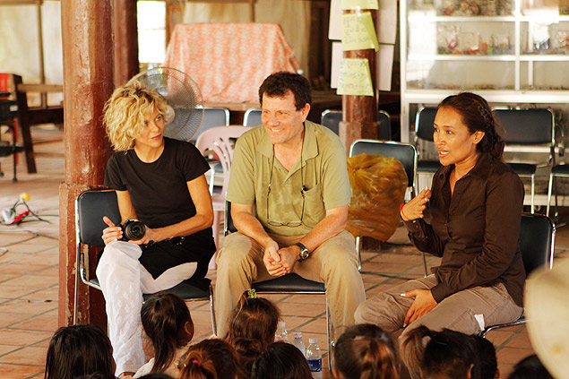 A atriz Meg Ryan (esq.) e o jornalista Nicholas Kristof viajam ao Camboja, em cena do documentário "Half the Sky"