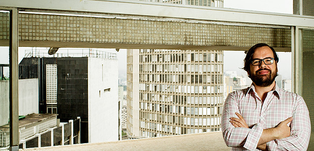 Afonso Luz, novo diretor do Museu da Cidade de Sao Paulo, na sacada do edifício Copan, no centro da capital paulista