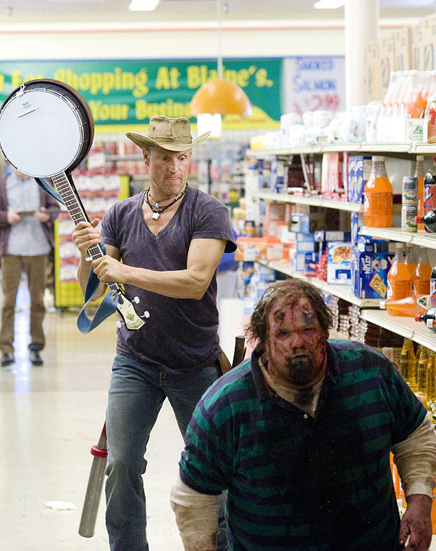 Woody Harrelson ataca zumbi em cena de "Zumbilândia"; filme pode virar série