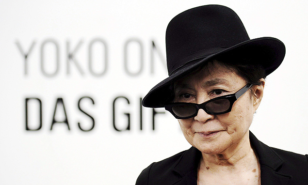 Yoko Ono, que est sendo acusada de plagiar coleo