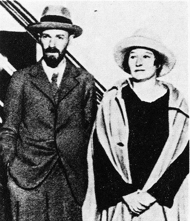 O escritor ingls D.H. Lawrence e sua mulher Frieda durante viagem de navio ao Egito
