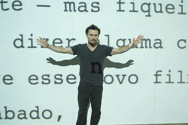 O ator Enrique Diaz em cena de "Cine Monstro Versão 1.0", que tem estreia no Festival de Curitiba
