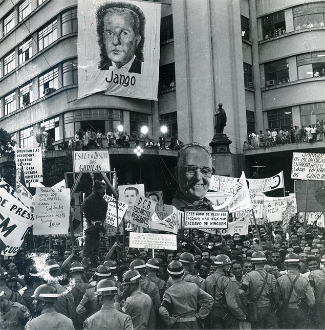 Comício na Central do Brasil, no Rio, em 1964, em que o presidente João Gourlart pede apoio para as reformas de base