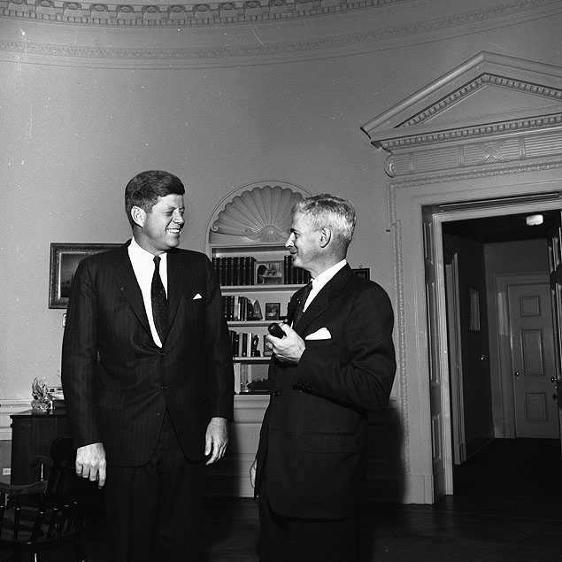 O então presidente dos EUA, John F. Kennedy, e o então embaixador dos EUA no Brasil, Lincoln Gordon, na Casa Branca em abril de 1962