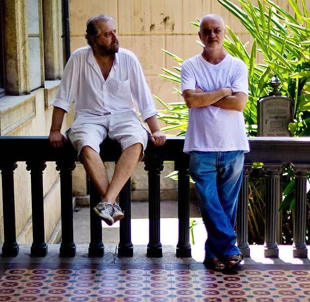 Os escritores Marcelo Mirisola (esq.) e Furio, nos jardins do Palcio do Catete, no Rio