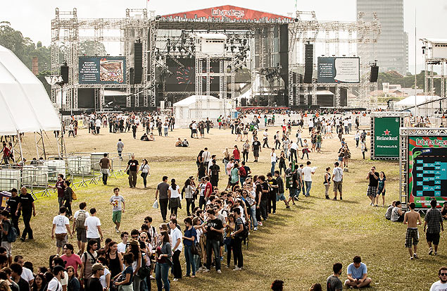 Movimento do publico no segundo dia do festival Lollapalooza de 2013, no Jockey Club, em Sao Paulo
