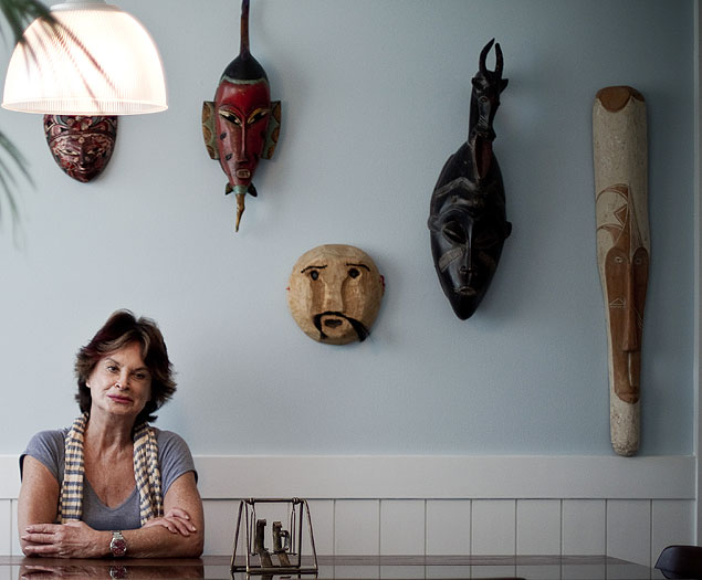 Vera Gertel, que lana o livro "Um Gosto Amargo de Bala", em sua residncia no Rio