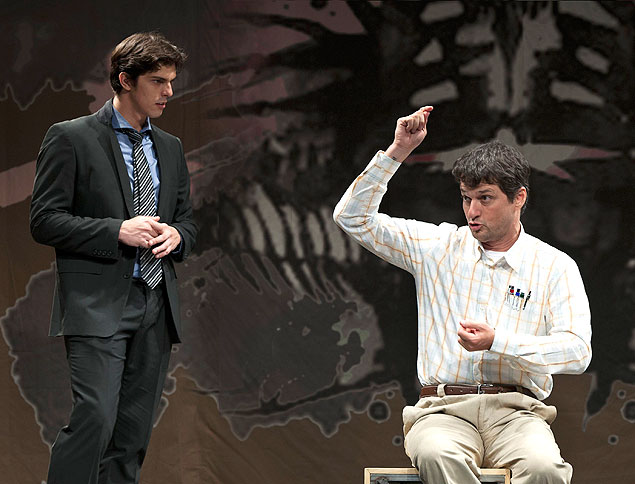 Os atores Rafael Infante e Marcelo Serrado em cena da peça "Rain Man"
