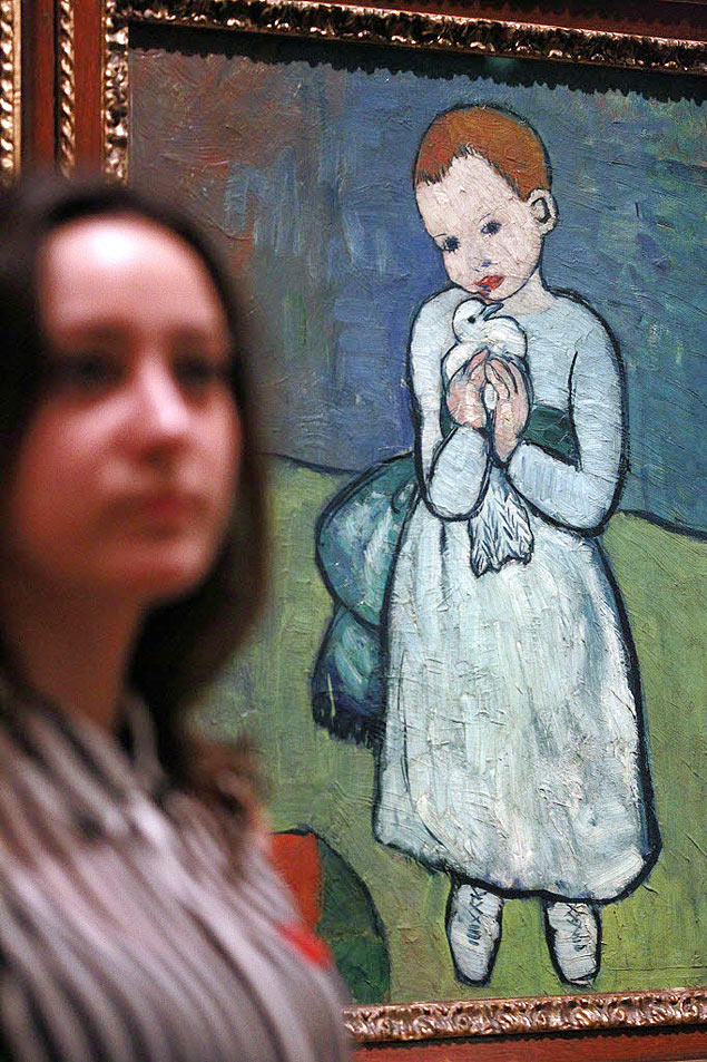 Ao fundo, quadro "Criança com Pomba", de Pablo Picasso