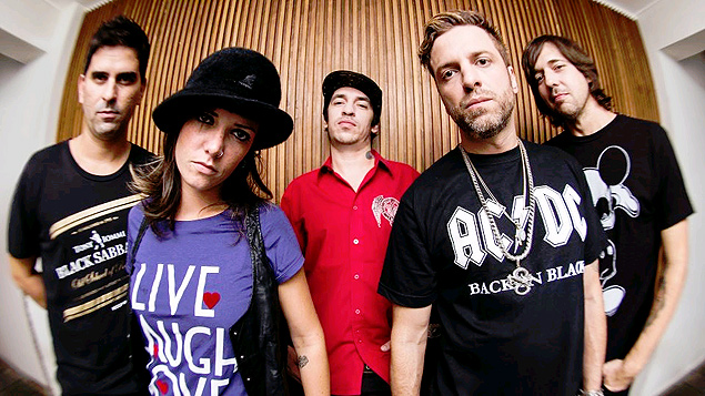 A banda A Banca, que conta com os ex-membros do Charlie Brown Jr. e a baixista Lena