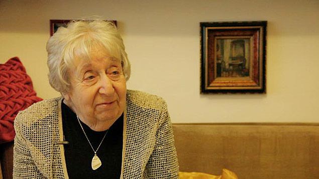 A tcheca Helga Weiss, autora de "O Diário de Helga", que relembra em ilustrações os horrores do Holocausto
