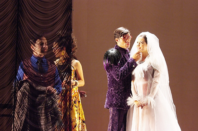 Renato Borghi, Vera Bonilha (ambos atrs do vu), Daniel Alvim e Diana Bouth em cena da pea "O Casamento"