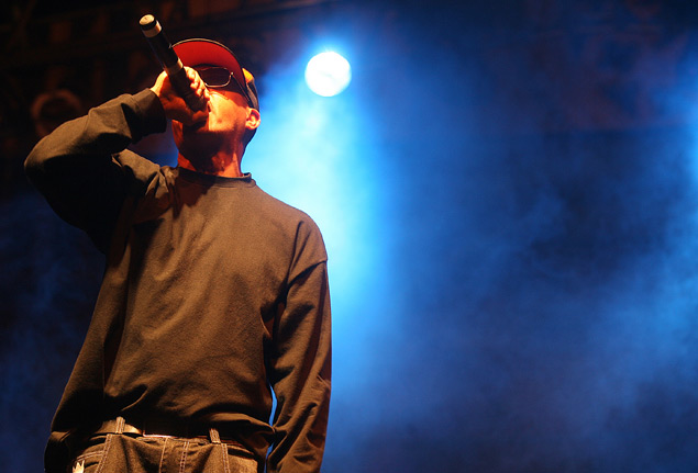 Rapper e vocalista dos Racionais MC's, Mano Brown mostra sucessos da carreira, como "Diário de um Detento" no Outlaws