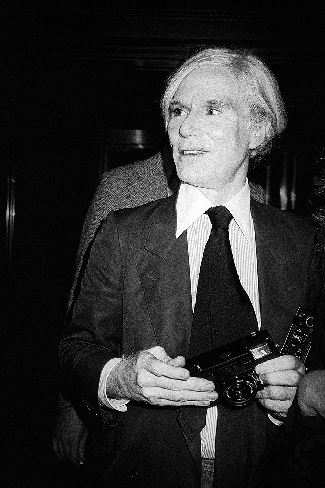 O artista plstico Andy Warhol na pista do Studio 54, em Nova York, em 1981