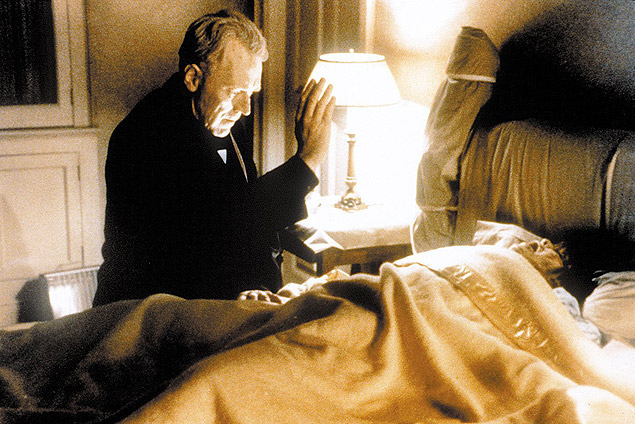 Max von Sydow, como o padre exorcista, e Linda Blair, como a garota possuída, no filme 