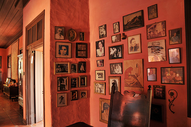 Parede da Casa do Sol, com retratos de amigos de Hilda, como a escritora Lygia Fagundes Telles (ao centro, no alto)