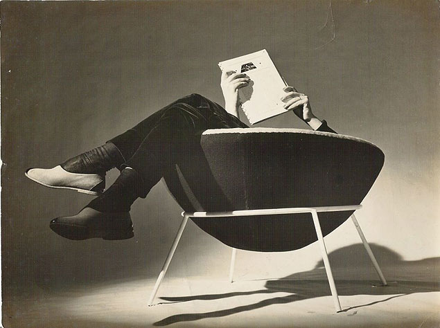 Cadeira Bowl, de Lina Bo Bardi, em imagem dos anos 1950, quando foi criada