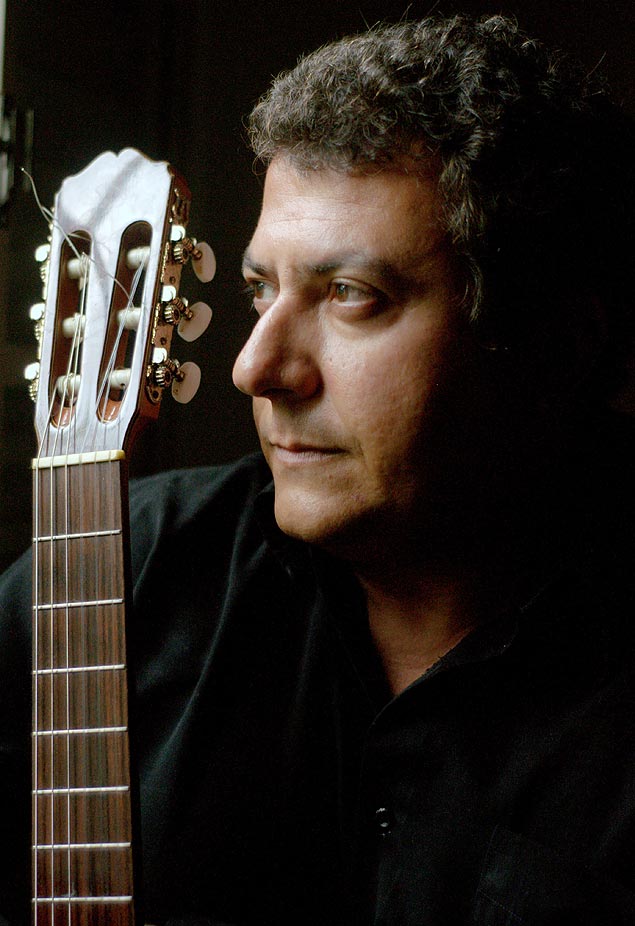 O poeta e músico Rodrigo Garcia Lopes 