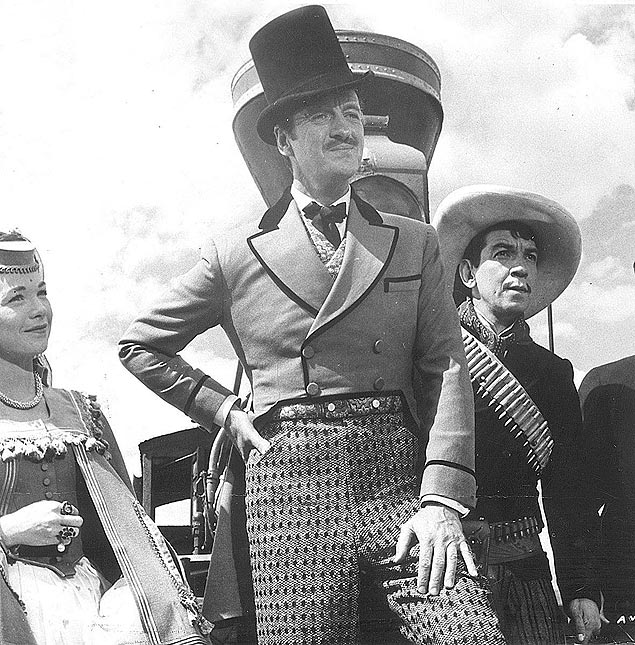 David Niven (centro), como Phileas Fogg, e Cantinflas, como Passepartout, em cena do filme 'A Volta ao Mundo em 80 Dias' 