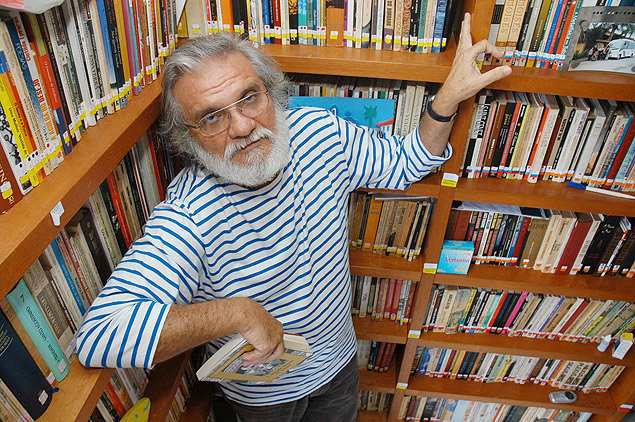 O escritor Raimundo Carrero, na biblioteca de sua casa, em 2005