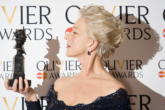 A atriz Helen Mirren posa com seu prmio de melhor atriz nos prmios Olivier