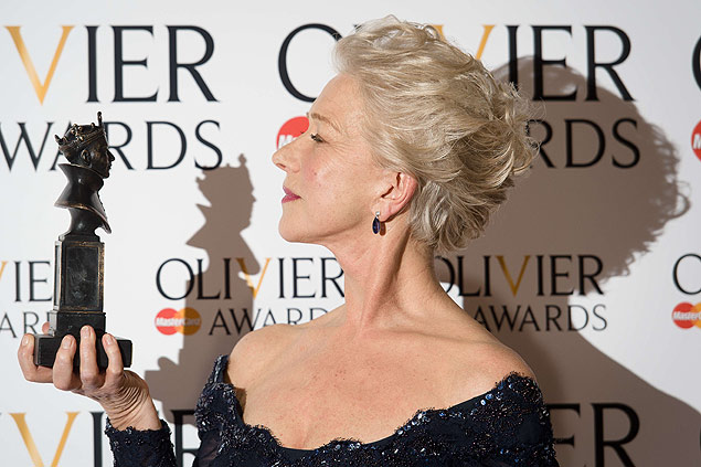 A atriz britnica Helen Mirren recebe o prmio Lawrence Olivier de melhor atriz