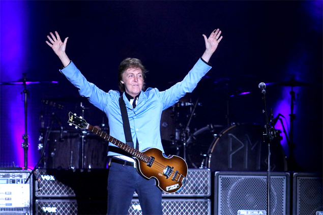 Paul McCartney cumprimenta o público durante apresentação para quase 53 mil pessoas no Mineirão, em Belo Horizonte