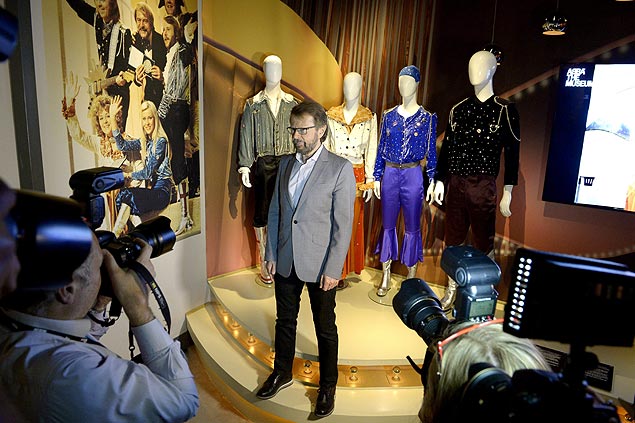 O msico sueco Bjorn Ulvaeus, ex-integrante do Abba, posa diante de maniquins com figurinos do grupo na sede do museu em homenagem ao quarteto