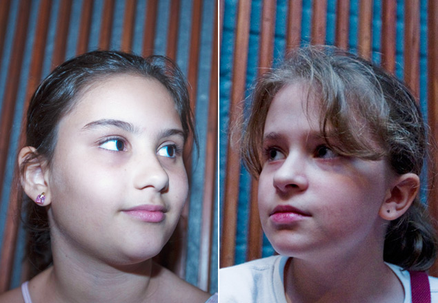 Laura (esq.) e Ana Michelina, ambas de 9 anos, compareceram ao encontro com os autores infantis