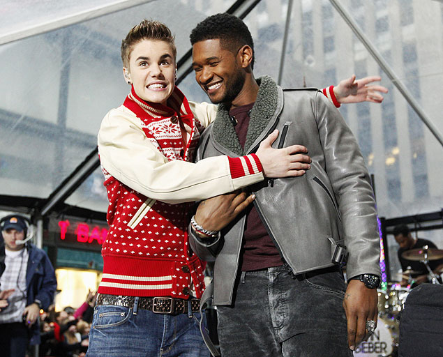 Os cantores Justin Bieber ( esq.) e Usher