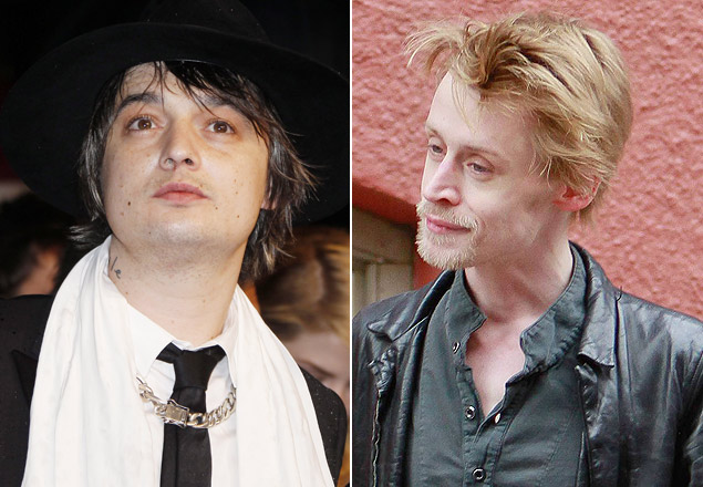 O músico Pete Doherty (esq.) e o ator Macaulay Culkin, que estão morando juntos em Paris