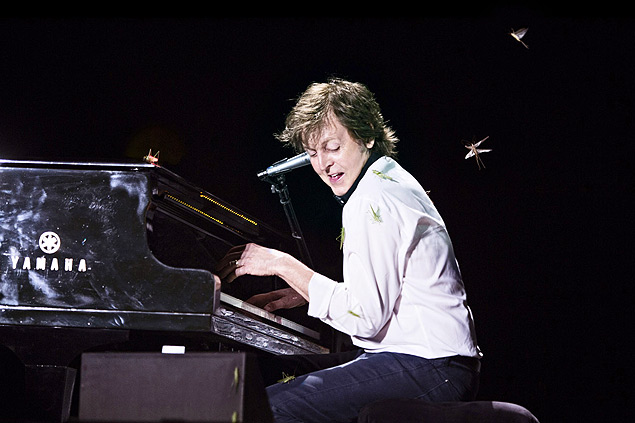 Paul McCartney se diverte com os insetos durante show em Goinia