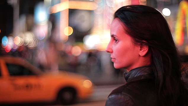 A diretora Petra Costa em Nova York, em cena do documentrio "Elena"